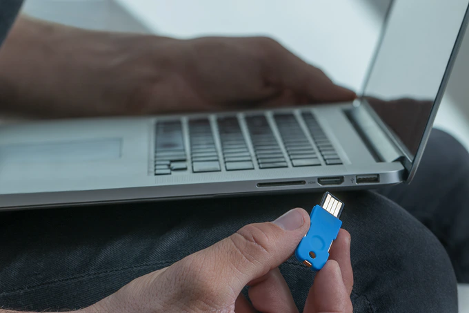 Plug the Solo V2 into the USB port. © solokeys